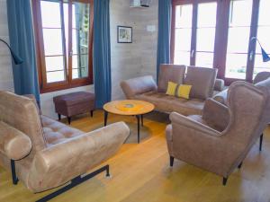 Posezení v ubytování Chalet Chalet la Frêtaz by Interhome