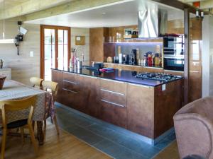 Kuchyň nebo kuchyňský kout v ubytování Chalet Chalet la Frêtaz by Interhome