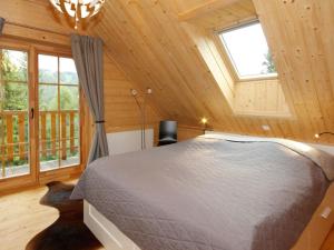 - une chambre avec un lit dans une cabine dotée de fenêtres dans l'établissement Chalet Almhaus Galisch by Interhome, à Sirnitz-Sonnseite