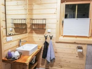 Baðherbergi á Chalet Hütte Gimpel by Interhome