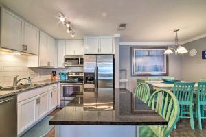 Kuchyň nebo kuchyňský kout v ubytování Beachfront Condo in Port Aransas Pets Stay Free