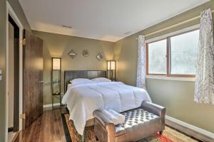 um quarto com uma cama grande e uma janela em Vernon Township Condo Less Than 1 Mi to Ski Lifts, Golfing em Vernon Township