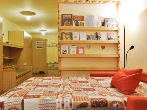 - une chambre avec un grand lit dans l'établissement Apartment Enrosadira-3 by Interhome, à Alba di Canazei