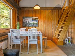 ブオカッティにあるHoliday Home Vuokatinportti a 1 by Interhomeのダイニングルーム(テーブル、椅子付)、