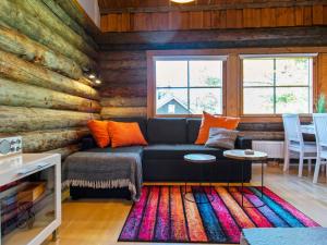 ブオカッティにあるHoliday Home Vuokatinportti a 1 by Interhomeの木製の壁のリビングルーム(黒いソファ付)