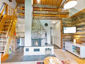 ブオカッティにあるHoliday Home Vuokatinportti a 1 by Interhomeの石壁のリビングルームに暖炉