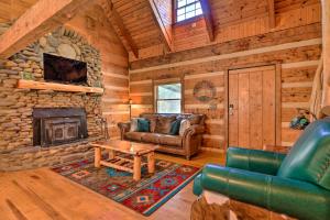 Posezení v ubytování Luxe Dog-Friendly Cabin with Hot Tub and Game Room