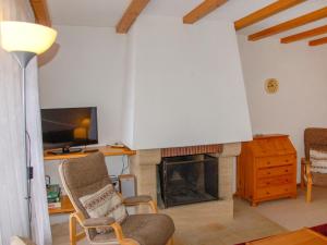 sala de estar con chimenea y TV en Apartment Aiguilles Dorées I-2 by Interhome, en Villars-sur-Ollon