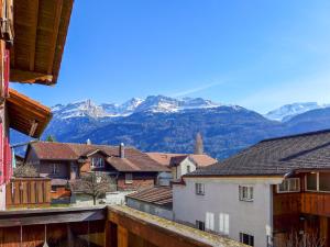 uma vista para uma cidade com montanhas nevadas ao fundo em Holiday Home Chalet Esther by Interhome em Brienz