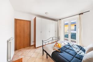 sypialnia z łóżkiem i dużym oknem w obiekcie Annamaria 9 Apartment by Wonderful Italy w Sirmione +8 zdjęć