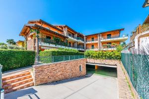 apartamentowiec z przejściem przed nim w obiekcie Annamaria 9 Apartment by Wonderful Italy w Sirmione
