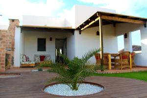 Casa Los Molinos في Villaverde: منزل مع فناء مع طاولة وكراسي