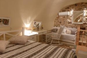 1 dormitorio con cama, escritorio y silla en To Petradi, en Avgonyma
