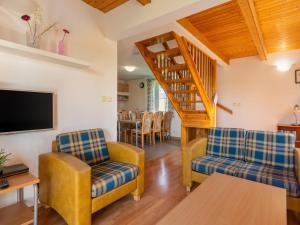 un soggiorno con 2 sedie e una TV di Holiday Home Holiday Hill 58 by Interhome a Lauterwasser