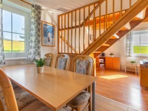 una sala da pranzo con tavolo e sedie in legno di Holiday Home Holiday Hill 58 by Interhome a Lauterwasser
