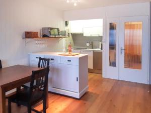 南達的住宿－Studio Bouleaux B1 by Interhome，厨房配有木桌和桌椅