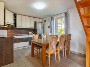 una cucina con tavolo e sedie in legno di Holiday Home Holiday Hill 62 by Interhome a Lauterwasser