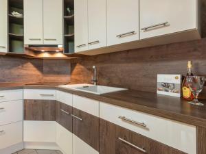 A kitchen or kitchenette at Holiday Home Holiday Hill 62 by Interhome
