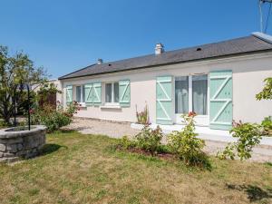 una casa con persiane verdi e un cortile di Holiday Home La Guillaumette by Interhome a Dives-sur-Mer