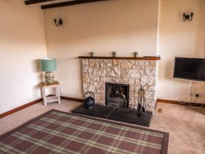 A television and/or entertainment centre at Holiday Home Wood Side by Interhome