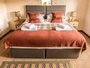 Un pat sau paturi într-o cameră la Holiday Home Wood Side by Interhome