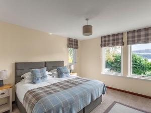 A bed or beds in a room at Holiday Home Brae Side by Interhome