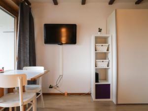 TV a/nebo společenská místnost v ubytování Apartment Emeraude 31 by Interhome
