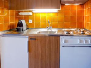 Kuchyň nebo kuchyňský kout v ubytování Apartment Emeraude 31 by Interhome