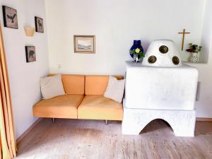 ein Wohnzimmer mit einem Sofa und einem Kreuz an der Wand in der Unterkunft Apartment Burgstall by Interhome in Innsbruck
