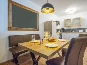 jadalnia z drewnianym stołem i krzesłami w obiekcie Apartment Runhof Living by Interhome w Langenfeld