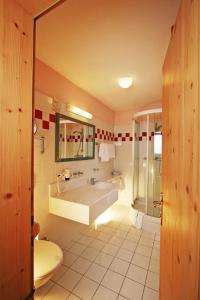 Łazienka w obiekcie Hotel Enzian & Apartmenthotel Johannes