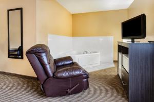 A seating area at Super 8 by Wyndham Fort Dodge IA