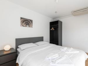 Postel nebo postele na pokoji v ubytování Apartment Vasco de Gama B11-R by Interhome