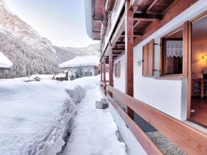 una strada innevata accanto a un edificio di Apartment Casa Marmolada by Interhome a Penia