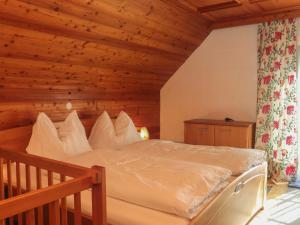 Bett in einem Zimmer mit Holzdecke in der Unterkunft Holiday Home Gebhardt by Interhome in Zederhaus
