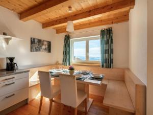 uma cozinha e sala de jantar com mesa e cadeiras em Apartment Pistenblick-2 by Interhome em Hochrindl