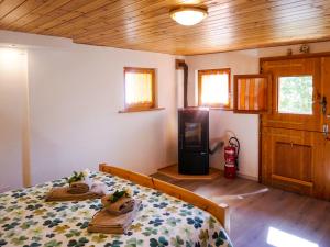 Postel nebo postele na pokoji v ubytování Holiday Home Rustico Catcüc by Interhome