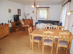 un soggiorno con tavolo e sedie in legno di Holiday Home Kralovice by Interhome a Nebahovy