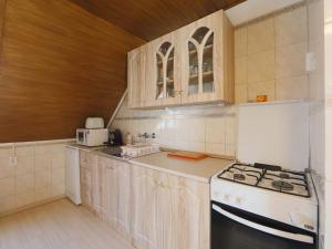 Kuchyňa alebo kuchynka v ubytovaní Apartment Moni 2 by Interhome