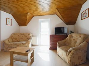 Televízia a/alebo spoločenská miestnosť v ubytovaní Apartment Moni 2 by Interhome