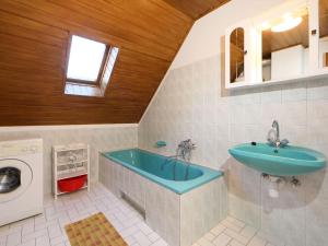 Kúpeľňa v ubytovaní Apartment Moni 2 by Interhome