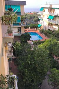 - une vue aérienne sur un bâtiment et une piscine dans l'établissement Apartment Alba Home by Interhome, à Sorrente