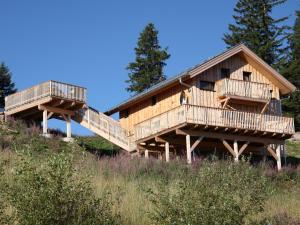 domek wiejski z dwoma pokładami na wzgórzu w obiekcie Chalet Klippitzrose by Interhome w mieście Klippitztorl