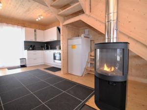 Kuchnia lub aneks kuchenny w obiekcie Chalet Klippitzrose by Interhome