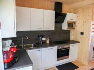 Kuchnia lub aneks kuchenny w obiekcie Chalet Klippitzrose by Interhome