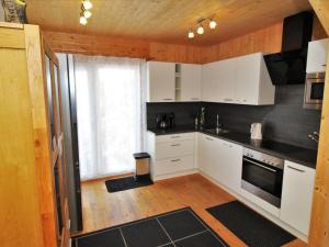 Kuchyň nebo kuchyňský kout v ubytování Chalet Klippitzrose by Interhome + 37 fotografií
