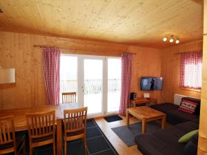 TV a/nebo společenská místnost v ubytování Chalet Klippitzrose by Interhome