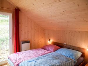 Łóżko lub łóżka w pokoju w obiekcie Chalet Klippitzrose by Interhome
