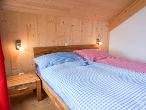 Łóżko lub łóżka w pokoju w obiekcie Chalet Klippitzrose by Interhome