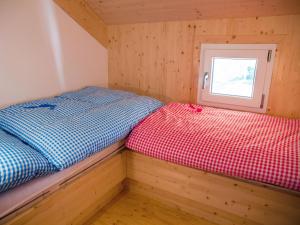Łóżko lub łóżka w pokoju w obiekcie Chalet Klippitzrose by Interhome